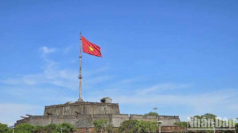 [Ảnh] Cờ đỏ sao vàng tung bay trên khắp các nẻo đường đất nước ảnh 8