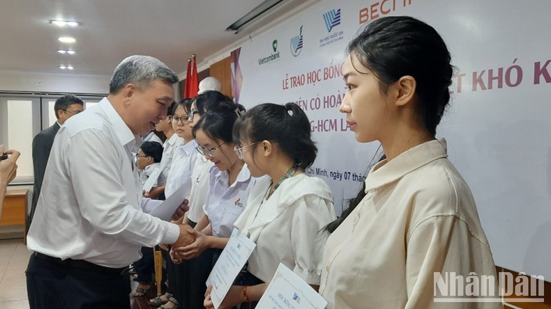 Đại học Quốc gia TP Hồ Chí Minh trao 30 suất học bổng cho học sinh, sinh viên đặc biệt khó khăn ảnh 2