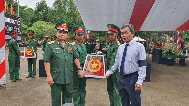 Truy điệu, an táng Anh hùng, liệt sĩ quân tình nguyện và chuyên gia Việt Nam hy sinh ở Campuchia ảnh 2
