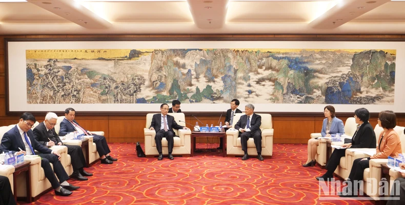 Đồng chí Lê Hoài Trung hội kiến các lãnh đạo cấp cao Đảng Cộng sản Trung Quốc ảnh 3