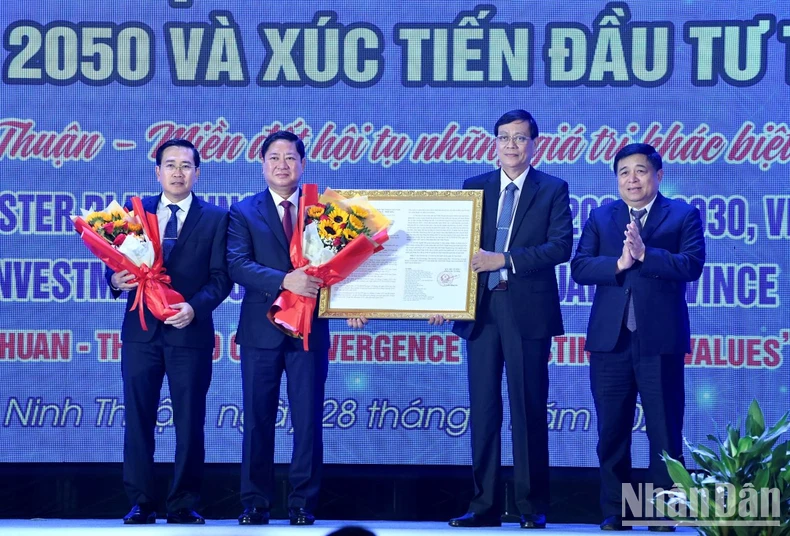 Thủ tướng Phạm Minh Chính: Thực hiện các giải pháp đồng bộ đưa Ninh Thuận phát triển nhanh và bền vững ảnh 2