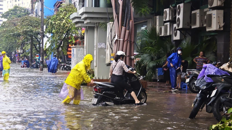 Lũ sông Thao vượt mức lịch sử, nước sông Hồng dâng cao ảnh hưởng một số vùng ở Hà Nội ảnh 36