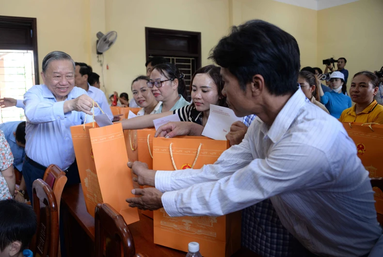 Tổng Bí thư, Chủ tịch nước thăm, làm việc tại huyện đảo Cồn Cỏ ảnh 2