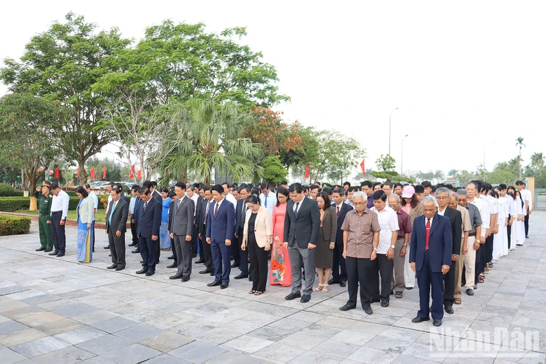 Dâng hương kỷ niệm 118 năm Ngày sinh Thủ tướng Phạm Văn Đồng ảnh 1