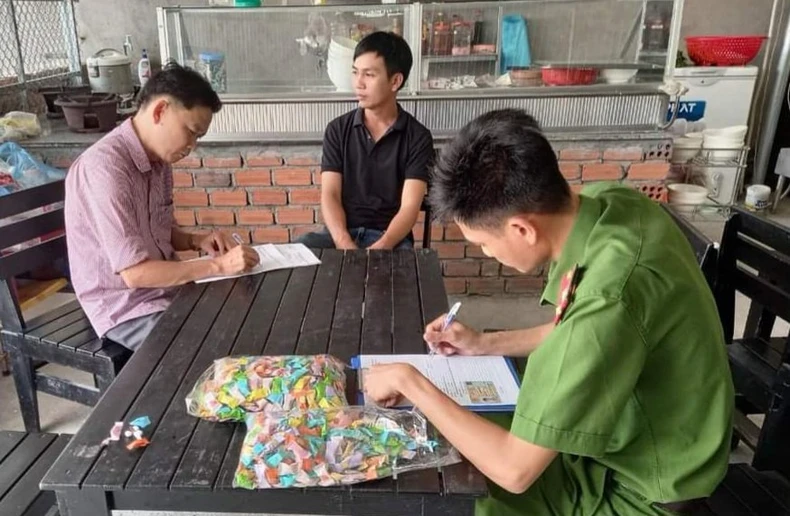 Quảng Ngãi: Hàng chục học sinh nghi ngộ độc do ăn kẹo không rõ nguồn gốc ảnh 2