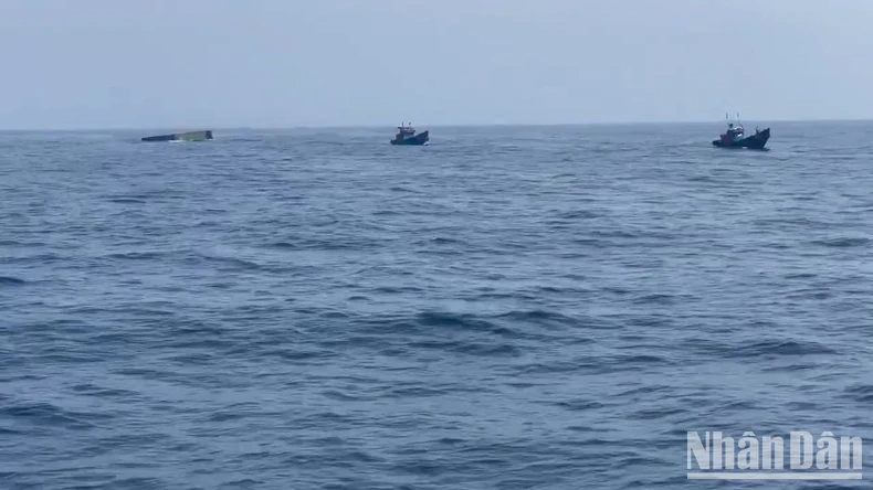 Chìm sà lan trên vùng biển Quảng Ngãi, 3 thuyền viên tử vong ảnh 2