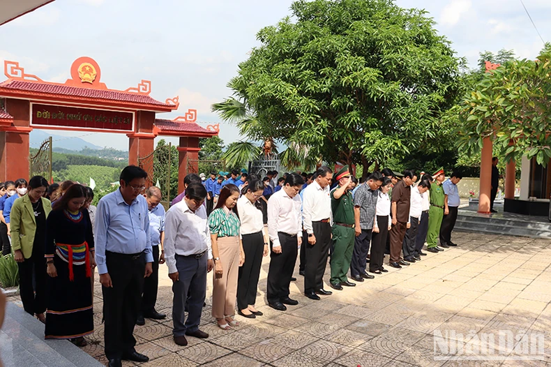 Phó Chủ tịch Quốc hội Trần Quang Phương thăm, tặng quà người có công ở Quảng Ngãi ảnh 4