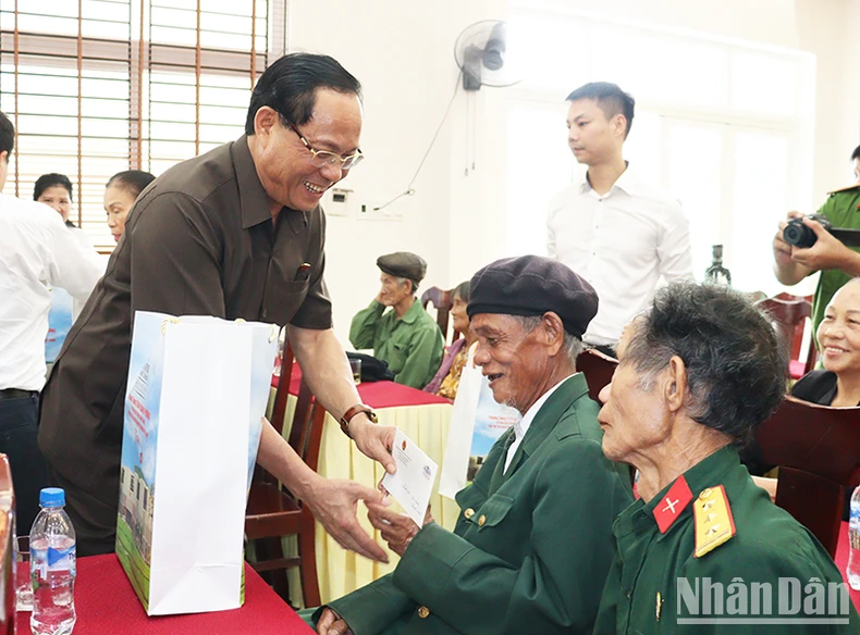 Phó Chủ tịch Quốc hội Trần Quang Phương thăm, tặng quà người có công ở Quảng Ngãi ảnh 6