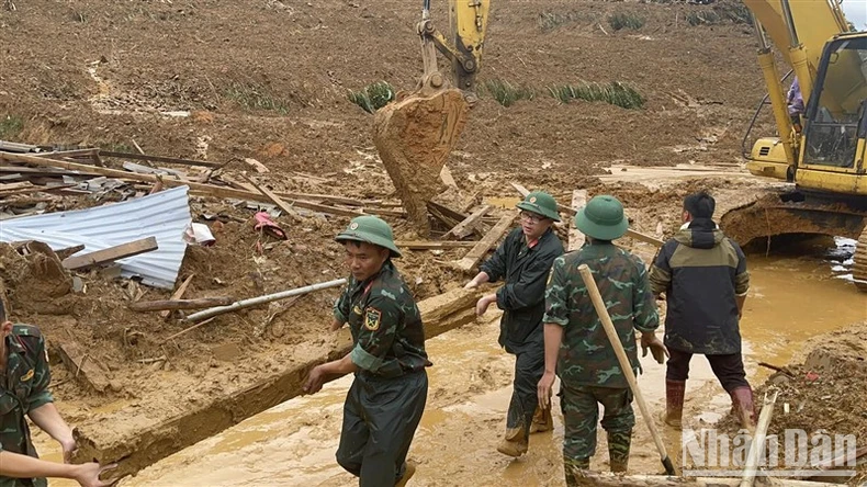 Những chiến sĩ có mặt ở điểm “nóng” trong mưa lũ ảnh 2