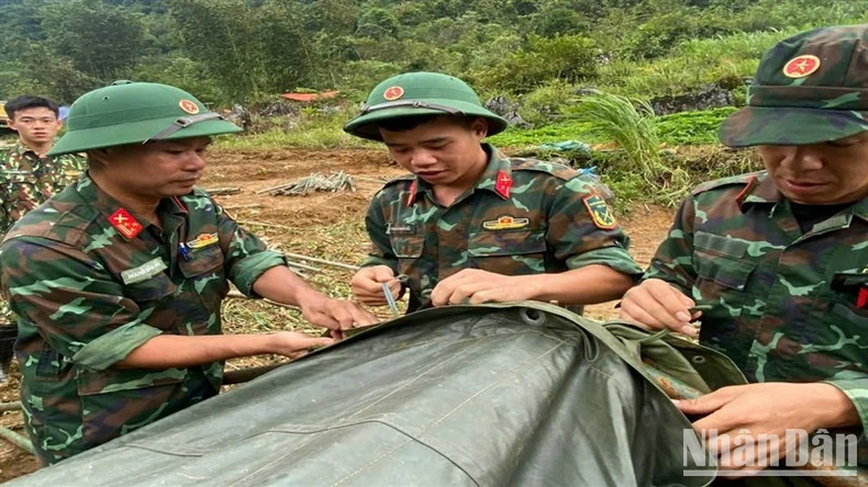 Bộ đội dựng nhà bạt làm chỗ ở tạm thời cho người dân vùng sạt lở đất ở Cao Bằng ảnh 1