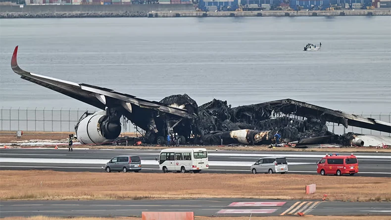 Phi hành đoàn trên máy bay bị cháy của Nhật Bản đã sơ tán hành khách như thế nào? ảnh 1