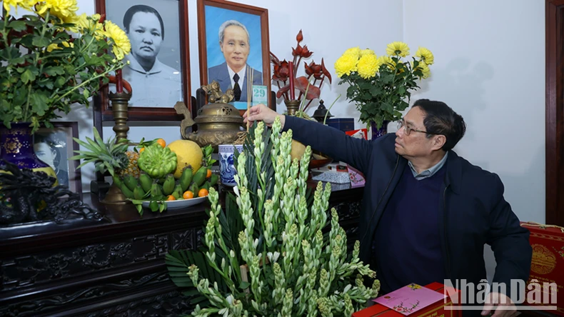 View - Thủ tướng Phạm Minh Chính dâng hương cố Thủ tướng Phạm Văn Đồng