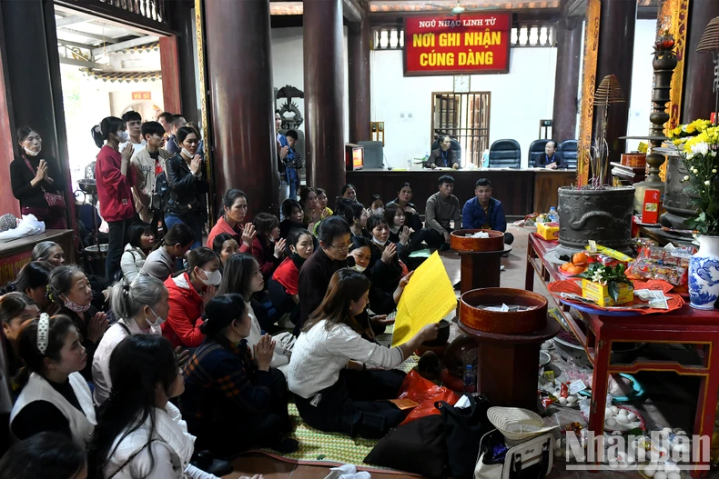 [Ảnh] Hơn 20 nghìn người trẩy hội chùa Hương trong ngày mồng 3 Tết ảnh 3