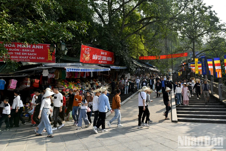 [Ảnh] Hơn 20 nghìn người trẩy hội chùa Hương trong ngày mồng 3 Tết ảnh 5