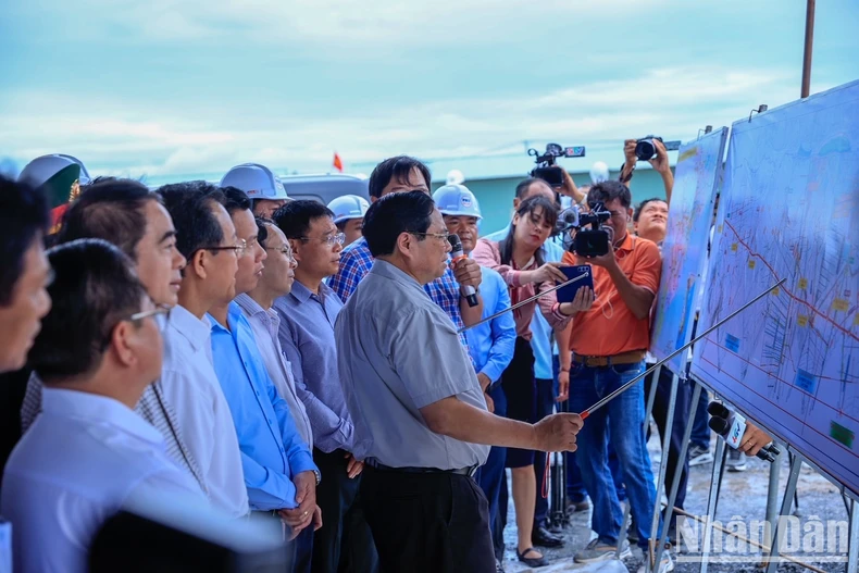 Thủ tướng Phạm Minh Chính thị sát, kiểm tra Dự án cao tốc Châu Đốc-Cần Thơ-Sóc Trăng ảnh 3