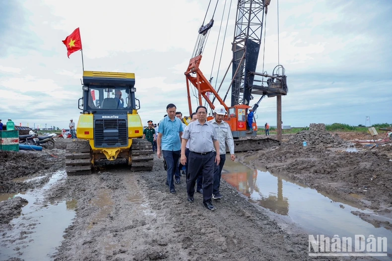 Thủ tướng Phạm Minh Chính thị sát, kiểm tra Dự án cao tốc Châu Đốc-Cần Thơ-Sóc Trăng ảnh 4