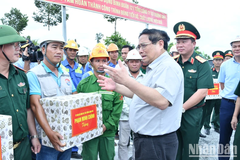 Thủ tướng Phạm Minh Chính thị sát, kiểm tra Dự án cao tốc Châu Đốc-Cần Thơ-Sóc Trăng ảnh 6