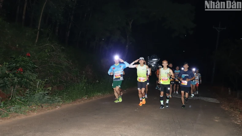 Hơn 10.000 người tham gia giải "Bình Phước marathon - Trường Tươi Group lần thứ II" ảnh 2