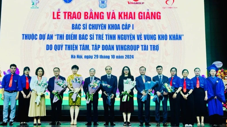 Bàn giao 42 bác sĩ chuyên khoa cấp I về công tác tại 26 huyện khó khăn, biên giới ảnh 1