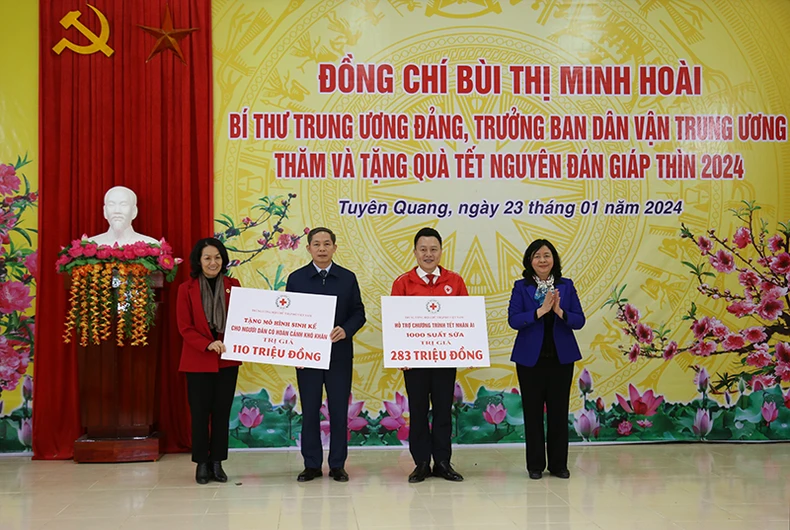  Đồng chí Bùi Thị Minh Hoài trao quà Tết tại Tuyên Quang ảnh 3