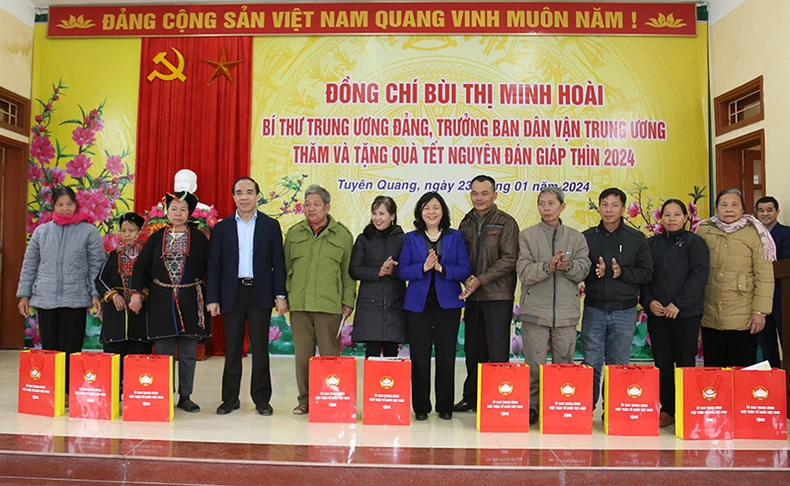  Đồng chí Bùi Thị Minh Hoài trao quà Tết tại Tuyên Quang ảnh 2