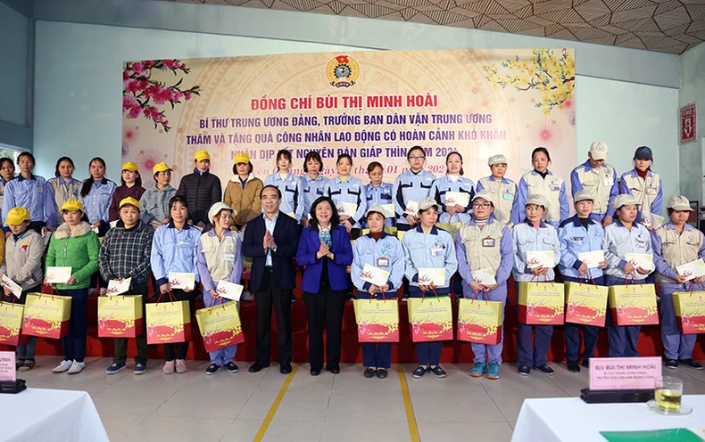  Đồng chí Bùi Thị Minh Hoài trao quà Tết tại Tuyên Quang ảnh 1