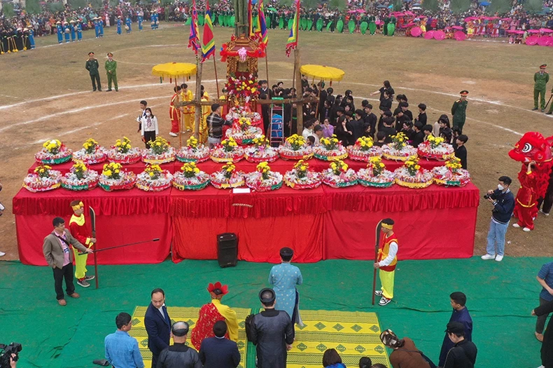 Hàng vạn người tham dự Lễ hội Lồng Tông tại Tuyên Quang