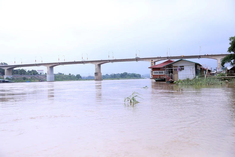 Song Lo-Wasserkraftwerk 8A, 8B am Lo-Fluss in Tuyen Quang, Hochwasserabfluss, Foto 1