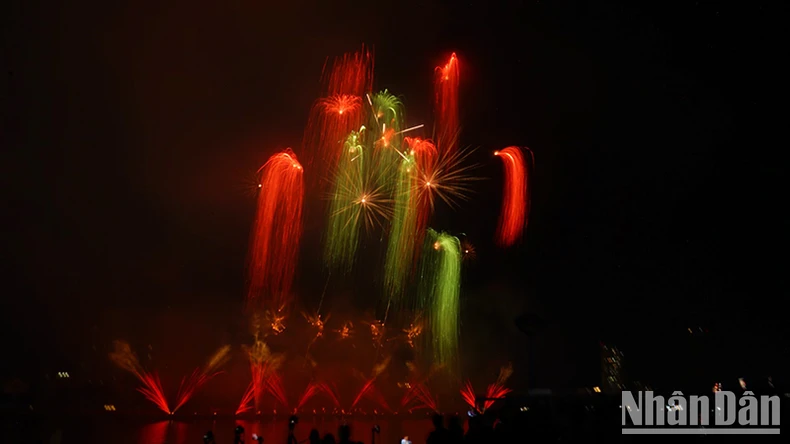 Những vũ điệu pháo hoa trên bầu trời Đà Nẵng ảnh 4
