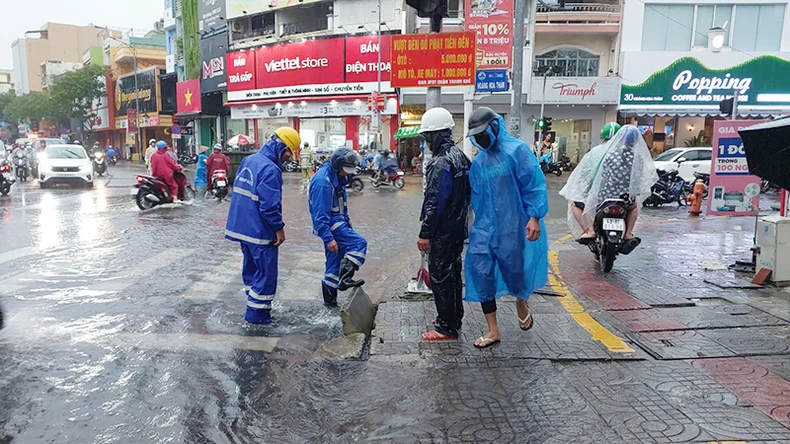 Duy trì thông tin, liên lạc với các phương tiện đang hoạt động trên biển ảnh 2