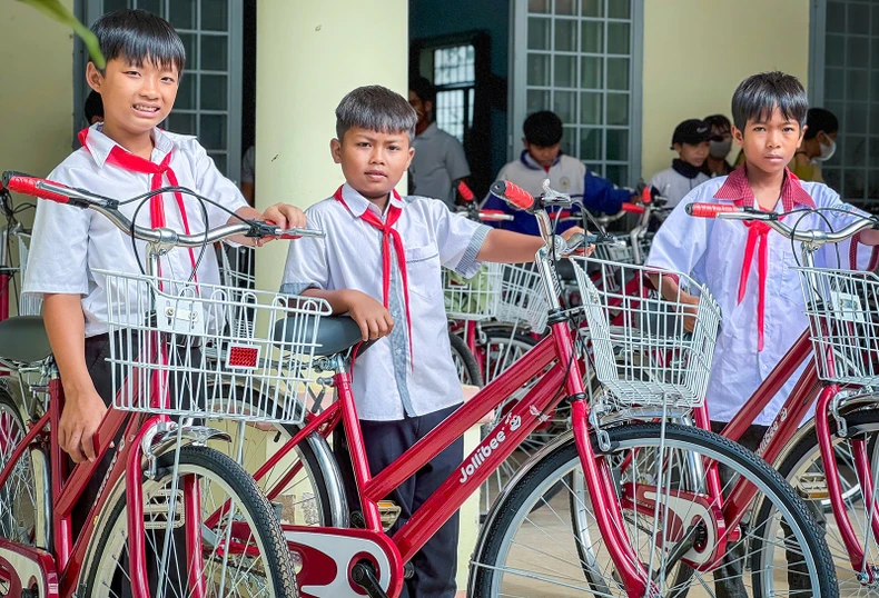 Tặng xe đạp cho học sinh có hoàn cảnh khó khăn ở tỉnh Đắk Lắk ảnh 2