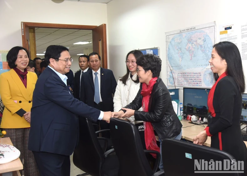 Thủ tướng Phạm Minh Chính thăm, kiểm tra công tác ứng trực dịp Tết của một số cơ quan thông tấn, báo chí ảnh 1