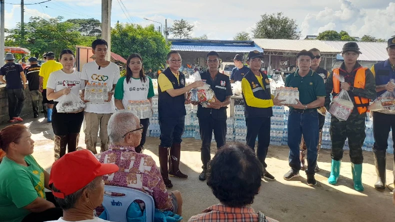 Chính quyền tỉnh Chiang Rai trao nhu yếu phẩm hỗ trợ người dân địa phương. (Ảnh: PRD Chiang Rai)