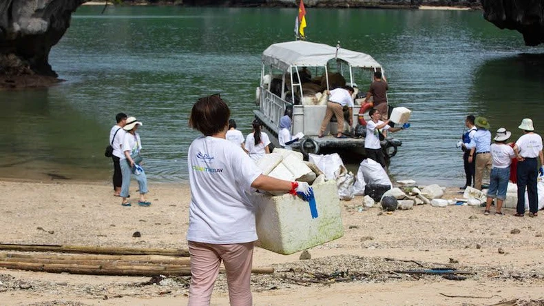Hơn 100 tình nguyện viên góp sức làm xanh, sạch Vịnh Hạ Long ảnh 3