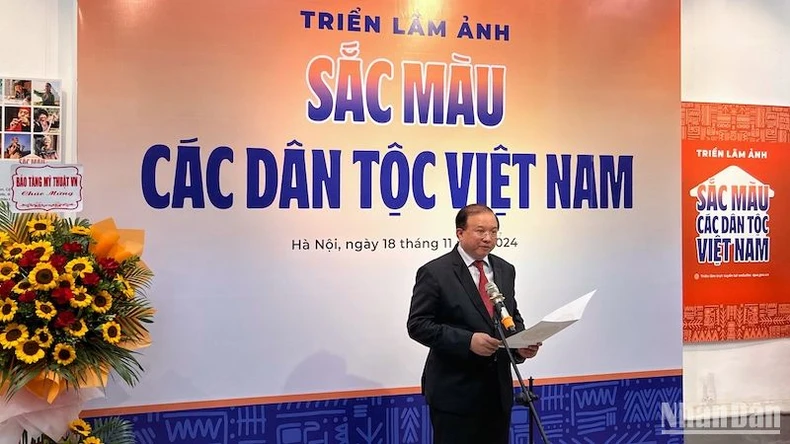 Trưng bày 200 bức ảnh tôn vinh "Sắc màu các dân tộc Việt Nam" ảnh 2