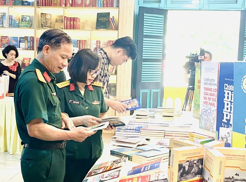 Ra mắt bộ sách Kỷ niệm 70 năm Chiến thắng Điện Biên Phủ ảnh 3