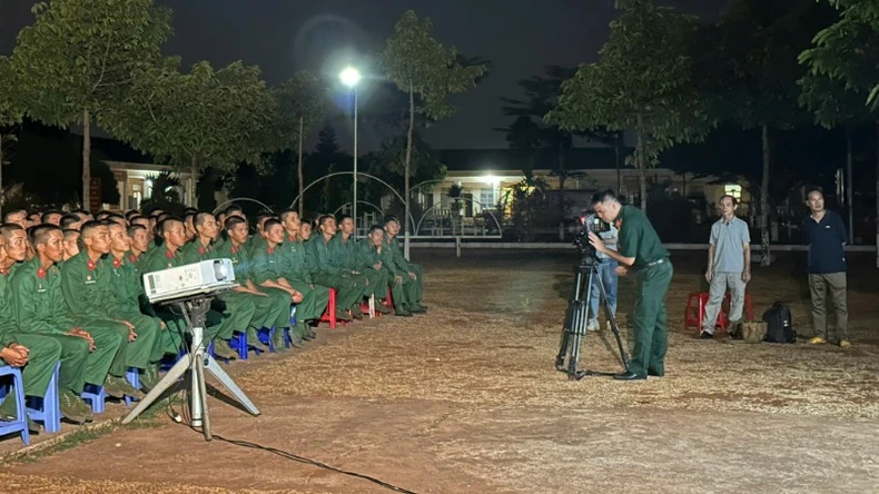 "Tiến bước dưới quân kỳ" - phim tài liệu khơi dậy lòng tự hào sâu sắc ảnh 7