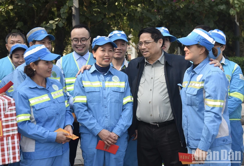 View - Thủ tướng Phạm Minh Chính kiểm tra công tác ứng trực Tết một số đơn vị, công trình trọng điểm tại Hà Nội 
