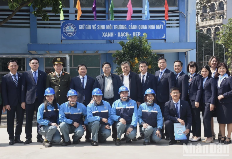 Thủ tướng Phạm Minh Chính kiểm tra công tác ứng trực Tết một số đơn vị, công trình trọng điểm tại Hà Nội ảnh 9