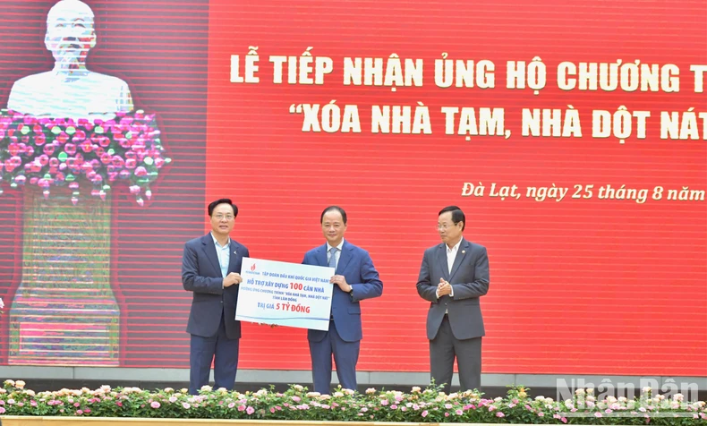 Thủ tướng Phạm Minh Chính dự lễ tiếp nhận ủng hộ Chương trình “Xóa nhà tạm, nhà dột nát” ảnh 3