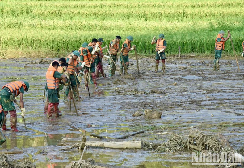 Thủ tướng Phạm Minh Chính đến thăm hiện trường tìm kiếm người mất tích tại Làng Nủ ảnh 8