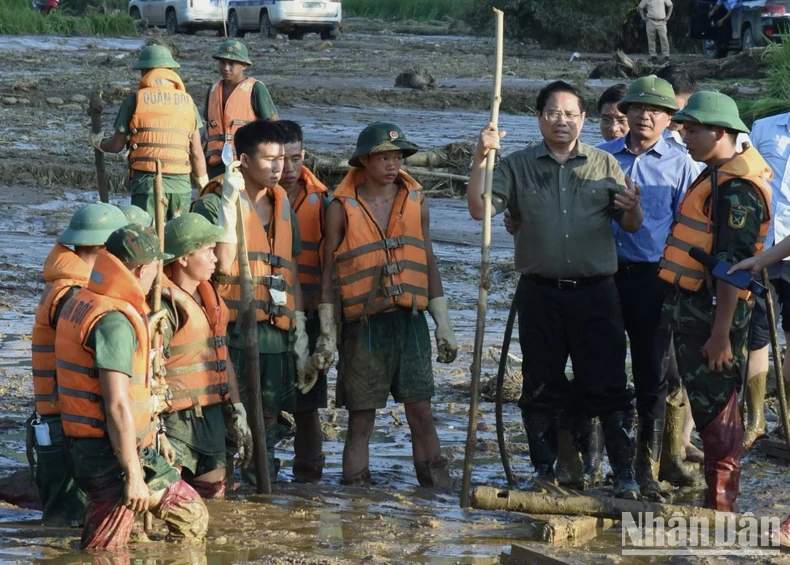 Thủ tướng Phạm Minh Chính đến thăm hiện trường tìm kiếm người mất tích tại Làng Nủ ảnh 1