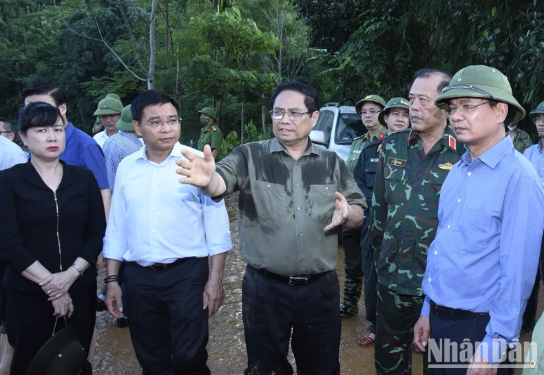 Thủ tướng Phạm Minh Chính đến thăm hiện trường tìm kiếm người mất tích tại Làng Nủ ảnh 3