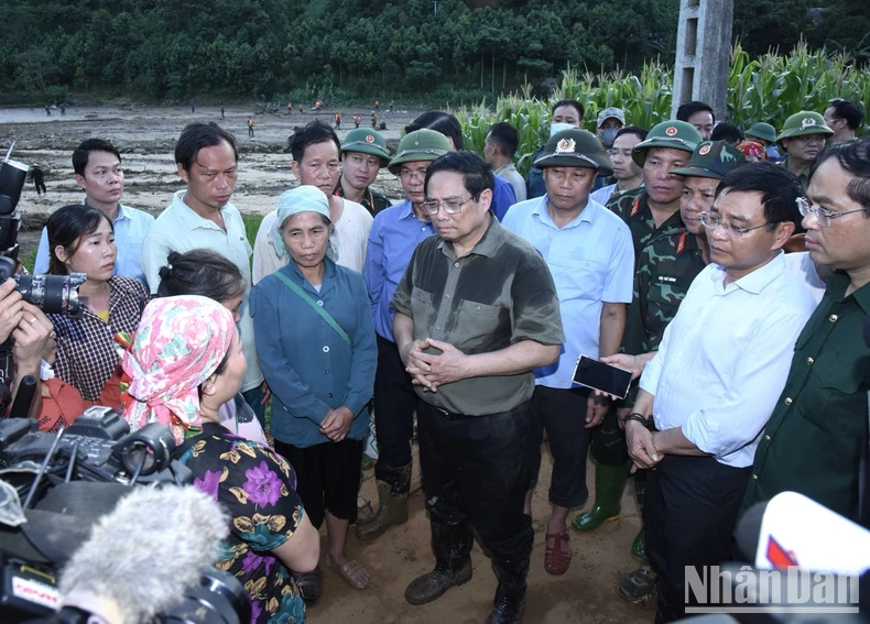 Thủ tướng Phạm Minh Chính đến thăm hiện trường tìm kiếm người mất tích tại Làng Nủ ảnh 4