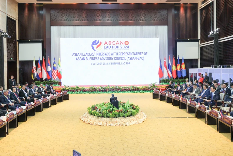 Phiên đối thoại với đại diện Hội đồng Tư vấn Kinh doanh ASEAN (ASEAN-BAC). (Ảnh: Nhật Bắc/VGP)