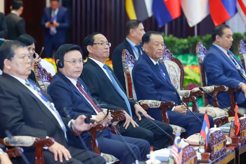 Các nhà lãnh đạo tham dự Phiên đối thoại với đại diện Hội đồng liên Nghị viện ASEAN (AIPA). (Ảnh: Nhật Bắc/VGP)