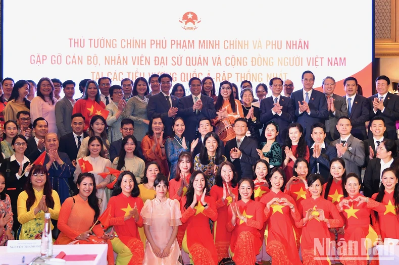 Thủ tướng Phạm Minh Chính gặp mặt cán bộ, nhân viên Đại sứ quán, bà con cộng đồng người Việt Nam tại UAE ảnh 4