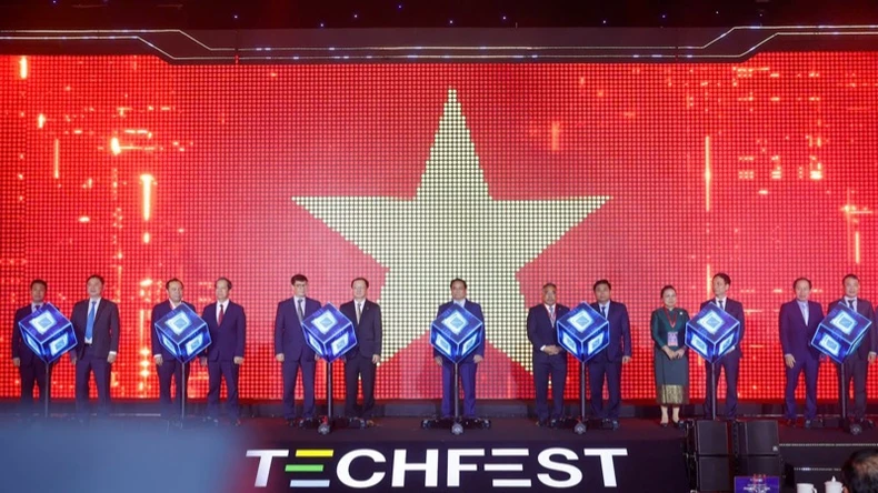 Thủ tướng Phạm Minh Chính và các đồng chí lãnh đạo thực hiện nghi thức khởi động TECHFEST Việt Nam 2024. (Ảnh: Trần Hải)