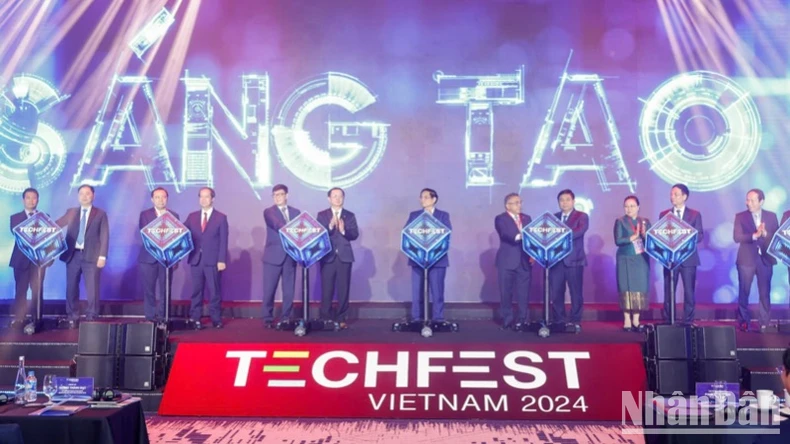 Nghi thức khởi động TECHFEST Việt Nam 2024 với sự tham dự của Thủ tướng Phạm Minh Chính và các đồng chí lãnh đạo. (Ảnh: Trần Hải)