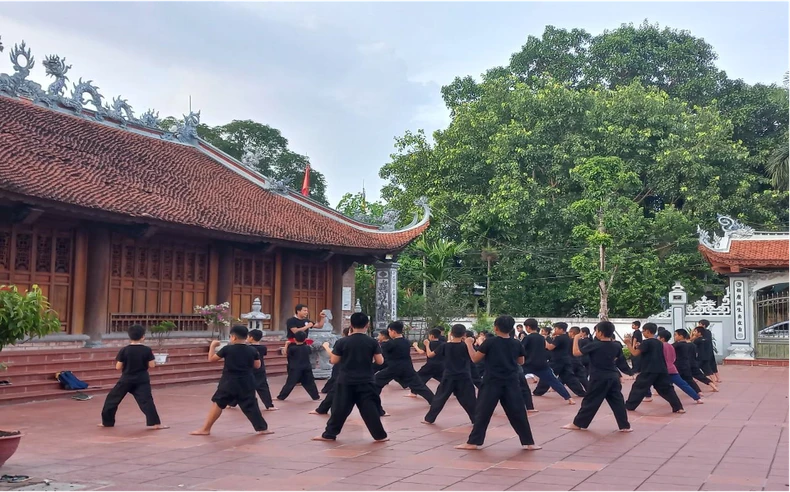 Chung tay biến ao làng ô nhiễm thành bể bơi cho trẻ em ảnh 6